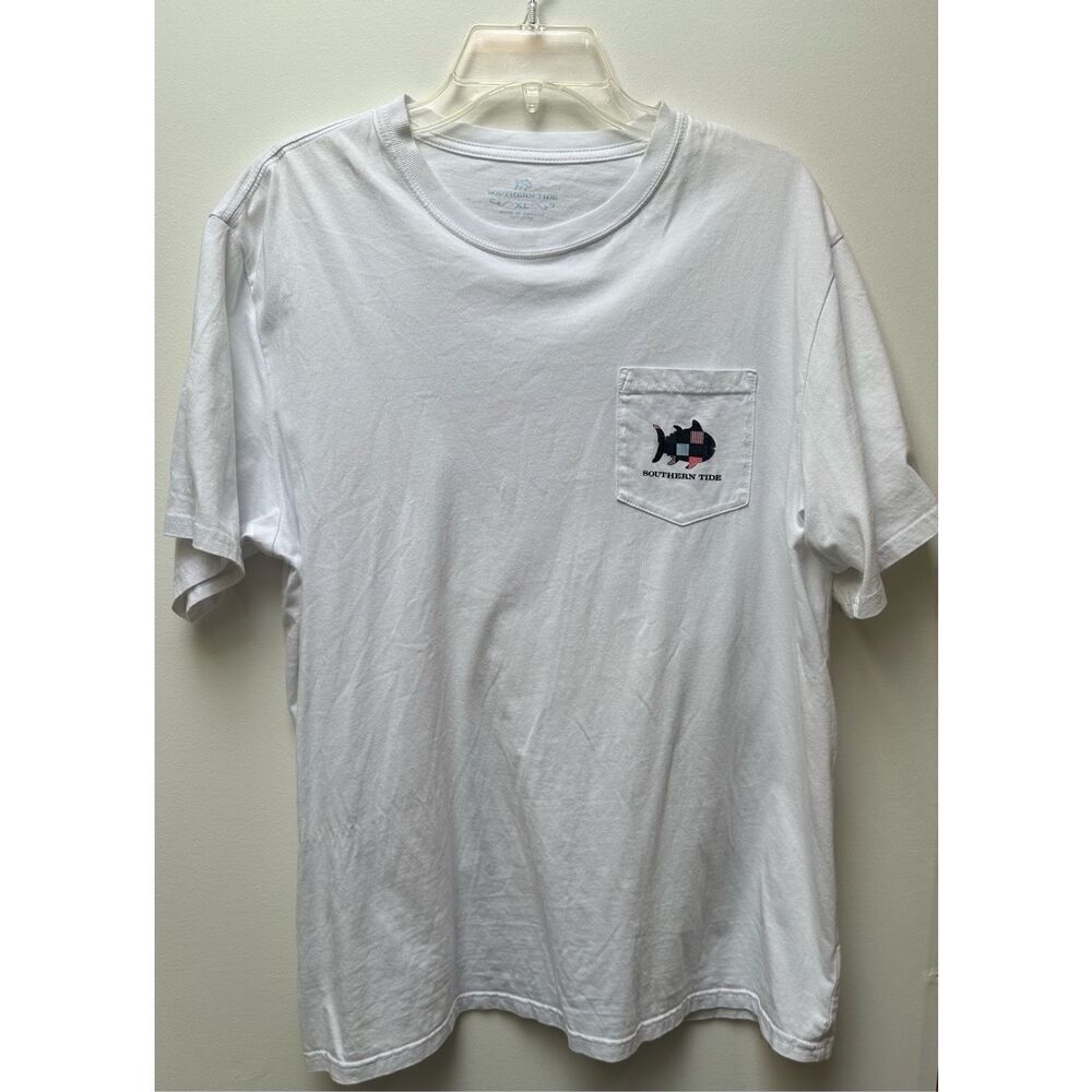 Southern Tide men’s white 1 pocket t-shirt red white blue fish size XL #36-1244